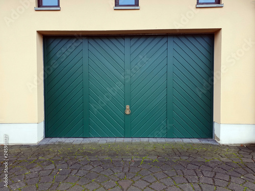 Garage Carport Fur Das Auto Am Haus Kaufen Sie Dieses Foto Und Finden Sie Ahnliche Bilder Auf Adobe Stock Adobe Stock