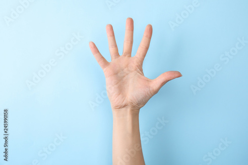 Woman showing number five on color background, closeup Poster Mural XXL