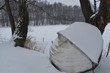 łódka nad brzegiem jeziora zimą