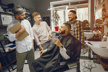 Wall Mural - Friends have fun in barbershop