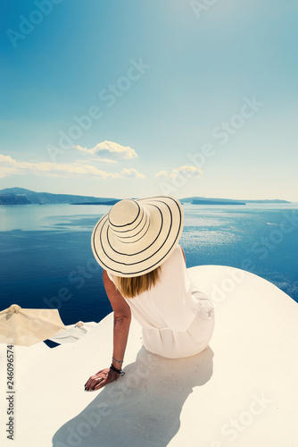 Dekoracja na wymiar  luksusowa-podroz-wakacje-kobieta-patrzac-na-widok-na-wyspe-santorini