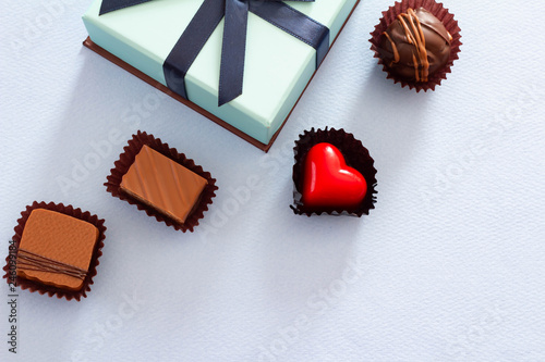 チョコレートと青い箱のバレンタインのプレゼントのイメージ Stock Photo Adobe Stock