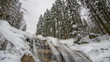 Wasserfall im Winter mit Schnee im Haralsdorf Tchechen Harrachsdorf