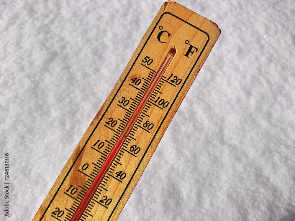 Termometr na śniegu pokazuje niskie temperatury poniżej zera w stopniach Celsjusza i Fahrenheita. Zimna zimowa pogoda dwadzieścia poniżej zera. - obrazy, fototapety, plakaty 