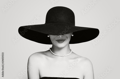 Fotomural Black and white portrait of vintage woman in classic hat and pearls jewelry, ret