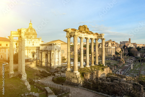 Plakat Rzymskie forum. Ogromny wykopany obszar rzymskich świątyń.