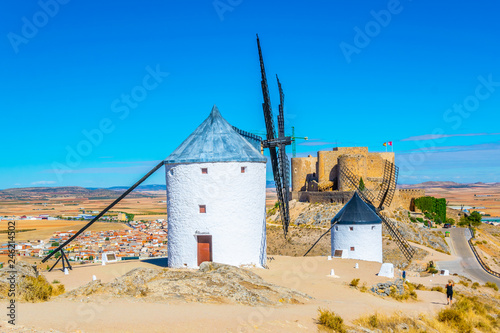 Fototapeta na szkło Zamek w Consuegra otoczony białymi wiatrakami, Hiszpania