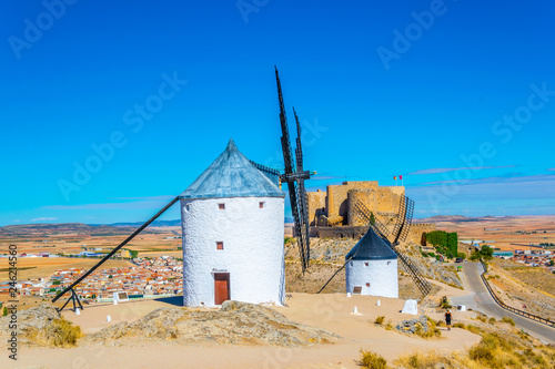 Fototapeta na szkło Zamek w Consuegra otoczony białymi wiatrakami, Hiszpania