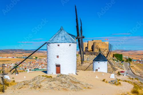 Fototapeta na szkło Zamek w Consuegra otoczony białymi wiatrakami, Hiszpania