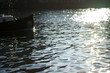 Schiff durchfährt glitzerndes Wasser / Ein Schiff durchfährt die glitzernde Oberfläche eines Flusses im funkelnden Sonnenlicht...
