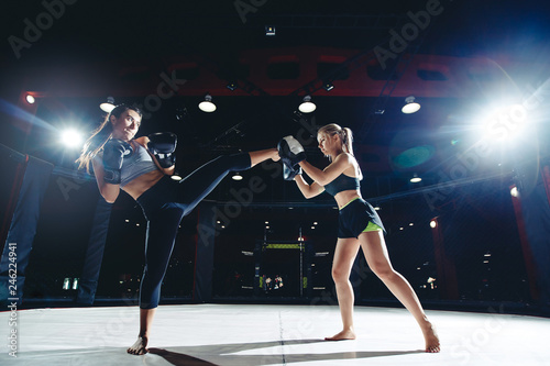 Dekoracja na wymiar  kopnij-kickboxing-w-mma-dziewczyny-walcza-w-osmiokatnym-ringu-boks