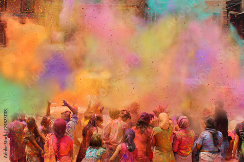 Cuadros en Lienzo People celebrating Holi festival of colors, India