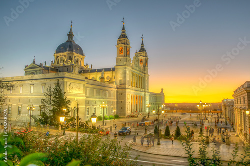 Cuadros en Lienzo Sunset view of the Almudena cathedral in Madrid