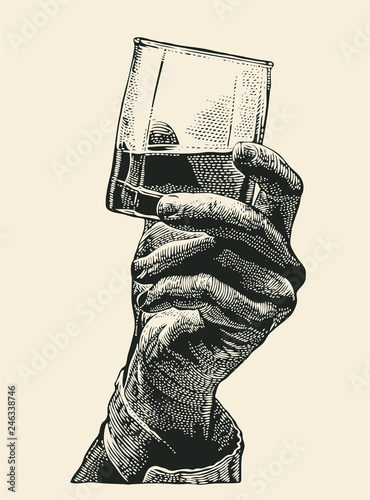 technika-grawerowania-reka-trzymajaca-szklanke-whisky-na-jasnym-tle