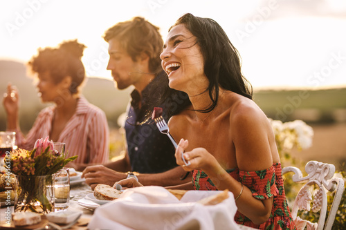 Fotomural Woman enjoying with friends at outdoor dinner party