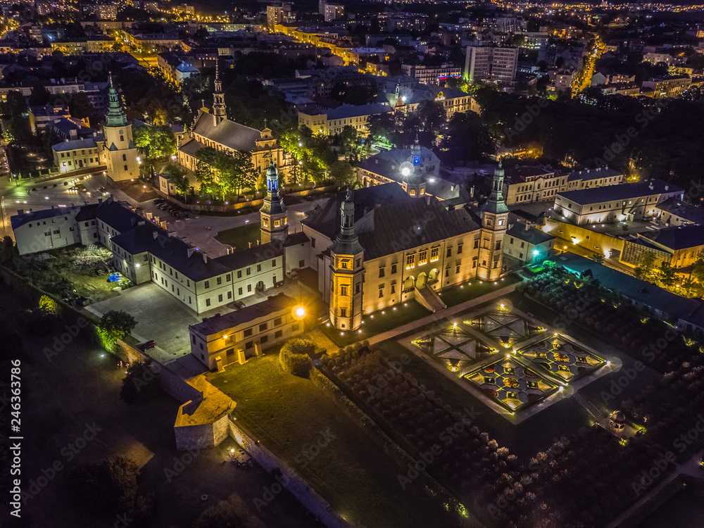 Muzeum Narodowe w Kielcach nocą dron  - obrazy, fototapety, plakaty 