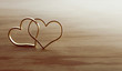 Herzförmige Ringe auf Holztisch
