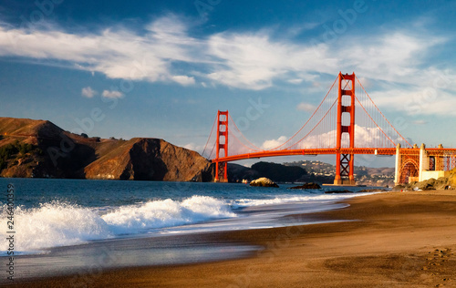 Vászonkép  The Golden Gate Bridge w the waves
