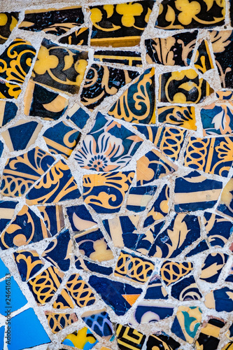 Obrazy Antoni Gaudí  kolorowe-plytki-w-tle