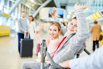 Wall Mural - Kinder winken zum Abschied im Terminal