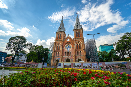 Plakat Bazylika katedralna Saigon Notre-Dame w mieście Ho Chi Minh, Wietnam. Ho Chi Minh to popularna miejscowość turystyczna w Azji.