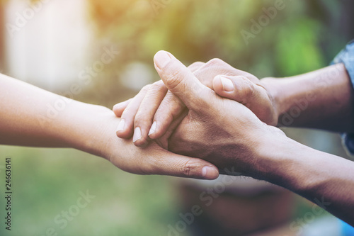 Fotografía Two young lovers holding hands with blur backgroung