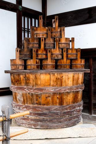 Photographie Wooden buckets and bowl at Kyoto's Temple