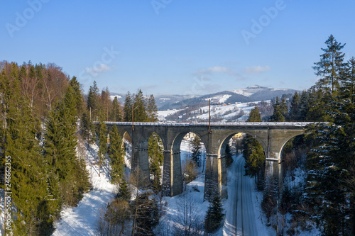 Obrazy Karpaty   zimowa-sceneria-w-gorach-beskidu-slaskiego-wiadukt-kolejowy-w-wisle-gleboce-widok-z-lotu-ptaka