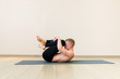 © protivnica - Sporty man practicing yoga on yoga class
