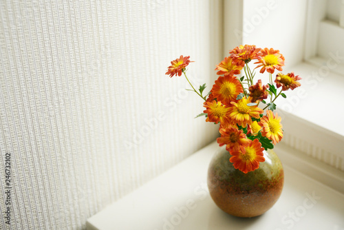 生け花 窓辺 インテリア 花 花瓶 窓の明かり 採光 Stock 写真 Adobe Stock