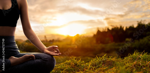 Cuadros en Lienzo Young woman practicing yoga in the nature