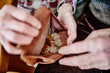 Senioren schauen in ihre fast leere Geldbörse