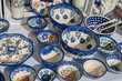 tradycyjnie zdobione naczynia ceramiczne wystawione na targu do sprzedaży