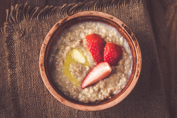 Canvas Print - Bowl of oats with fresh strawberries