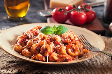 Canvas Print - Fresh tortellini with homemade tomato sauce