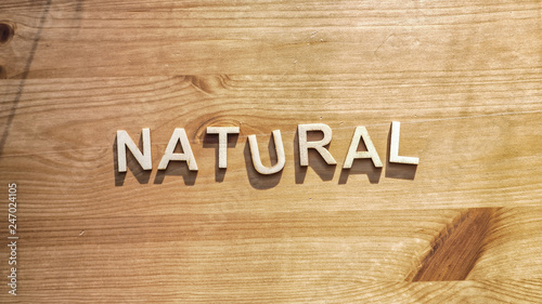 Fotografía The word natural being spelled by wood letters on a wood surface