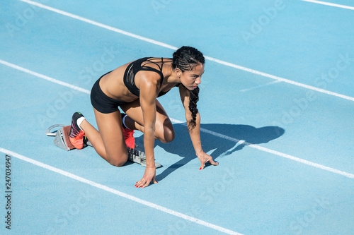 Fotografía athlete woman in starting position