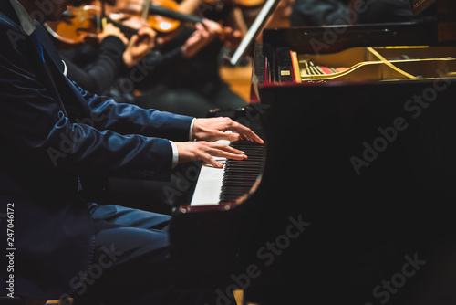 Fotomural Pianist playing a piece on a grand piano at a concert, seen from the side