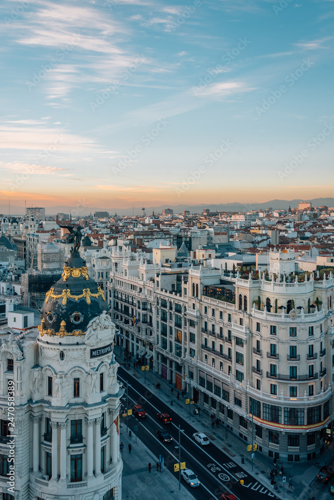 Obraz na płótnie View of Gran Via from the Circulo de Bellas Artes rooftop at sunset, in Madrid, Spain w salonie