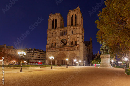 Plakat Paryż. Budynek katedry Notre Dame.
