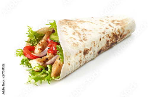 Fotografía Tortilla wrap with fried chicken meat and vegetables