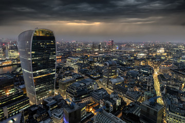 Fototapete - Die beleuchtete Skyline von London am Abend: von der City über St. Pauls bis nach Westminster 