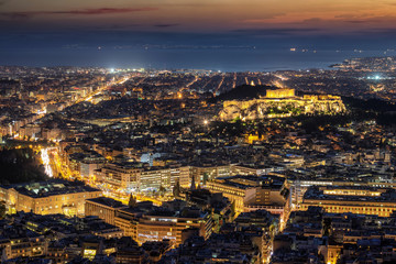 Fototapete - Blick über die beleuchtete Skyline von Athen, Griechenland, mit der Akropolis, Syntagma Platz bis zum Meer nach Sonnenuntergang