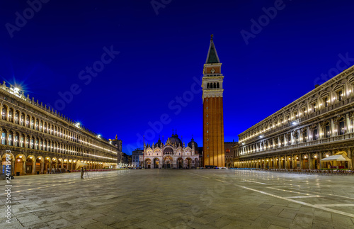 Fotomural Night view of Basilica di San Marco and Campanile on piazza San Marco in Venice, Italy