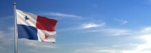 Bandera De Panamá Subida Ondeando Al Viento Con Cielo De Fondo