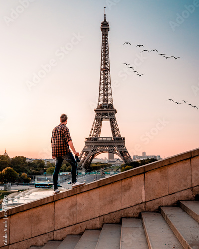 Plakat Paryż mężczyzna z wieży Eiffla oglądając wschód słońca Wschód słońca od wieży Eifel Paryż