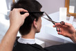 Strzyżenie i farbowanie męskie w salonie fryzjerskim.