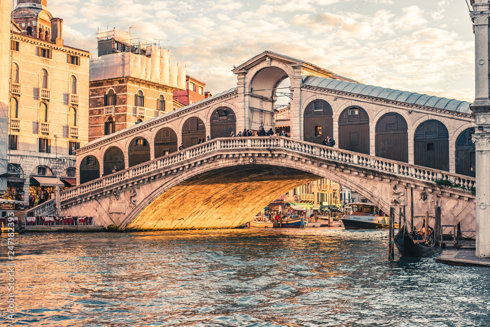 Ponte di rialto in Venedig - obrazy, fototapety, plakaty 