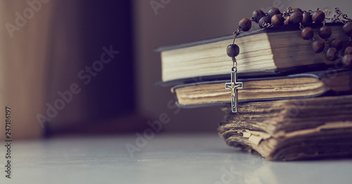 Fotografía The rosary beads on Catholic Church liturgy books.