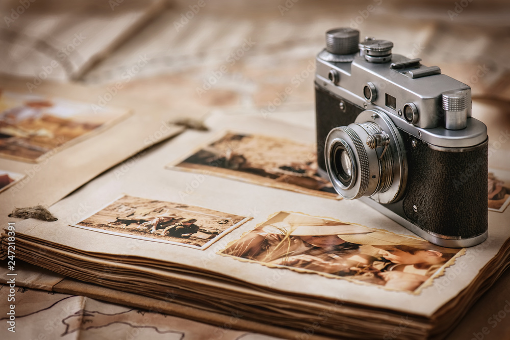Photo album with a camera on the background of old vintage maps - obrazy, fototapety, plakaty 